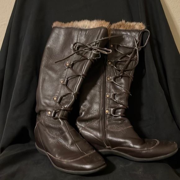 Beautiful Brown Lace up boots with fur look - Picture 1 of 5